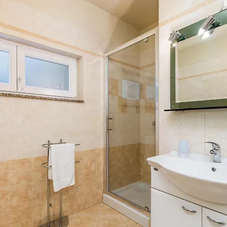 2 Bedroom Beautiful In Daire *